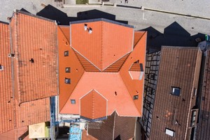  Von oben gesehen: Blick auf die außergewöhnliche Dachlandschaft von Homberg mit dem sanierten Fachwerkhaus in der Mitte  
