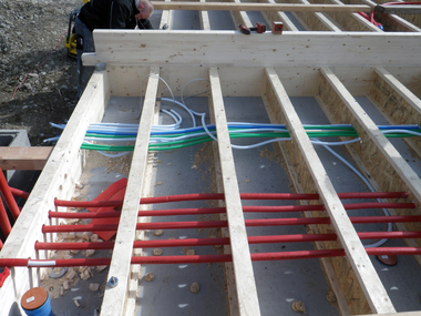  Vorbereitung der Bodenplatte mit Versorgungs- und Installationsleitungen, bevor eingeblasen wird Foto: Staudenschreiner  