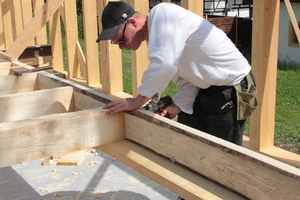  Die Wände werden von innen mit Holzbrettern verschalt, die mit dem Druckluftnagler angeschossen werden 