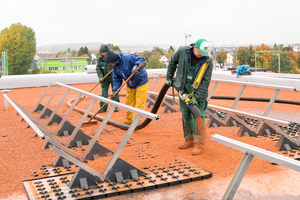  Dachfläche mit Substrat befüllen, Solaranlage ballastieren 