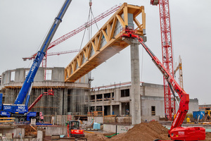  Montage von einem der fünf Fachwerkträger. Diese sind jeweils 87 m lang und werden ein 11000 m² großes Dach tragen Foto: Europa-Park 