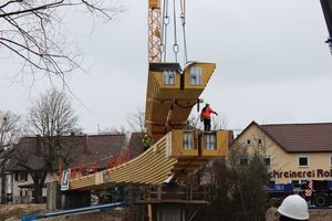  Das Einsetzen des Mittelteils der Brücke mit einer Länge von 24 m – der sogenannte Brückenschlag – war ein besonderer Akt und bedurfte einer genauen Vorbereitung Foto: Schaffitzel  