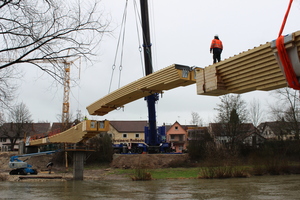  Wegen der großen Ausladung und des Gewichts des 24 m langen Mittelteils setzten die Planer einen 500 Tonnen Autokran ein Foto: Schaffitzel  