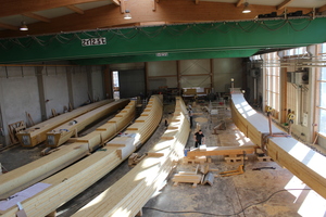  Blick in die Abbundhalle von Schaffitzel: Vor der Montage der Beschläge werden die Brückenelemente mit einer Lasur gestrichen  Foto: Schaffitzel  