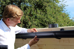  Um die Dilatation (Ausdehnung) der Rinne zu gewährleisten muss diese mit einem Abstand von 5 mm montiert werden Foto: Zambelli RIB-ROOF  