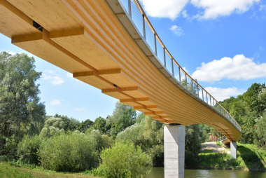 Die neue Radwegbrücke überspannt mit 96,30 m den Neckar bei Neckartenzlingen  Foto: Fotograf Walther