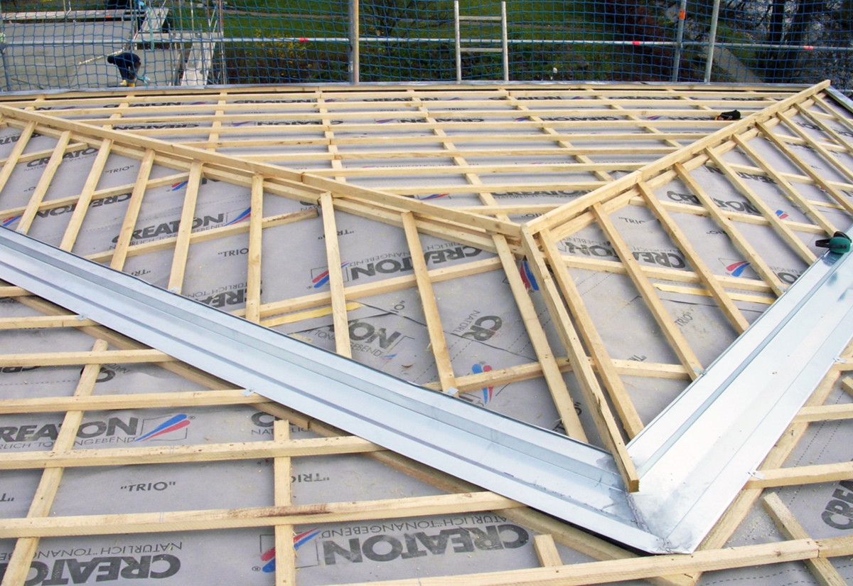 Was trägt das flach geneigte Dach „drunter“? - dach+holzbau