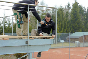  Steffen und Christoph Kobel führten die Arbeiten zusammen mit Mitgliedern des TC Herrenzimmern fachmännisch aus Foto: Heco 