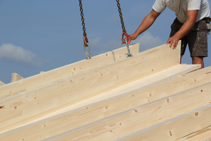 In Kombination mit der bewitterbaren Aufsparrendämmung ?best wood Top? und der Holzfaser-Einblasdämmung ?best wood Fibre? sind energetisch effiziente Dächer in Passivhausqualität möglich Foto: Best Wood Schneider 