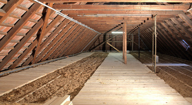 Der Dachboden der Vogesenschule wurde mit dem Hufer-D?mmsystem und dem nachwachsenden Rohstoff Neptutherm ged?mmt Foto: R?diger Sinn