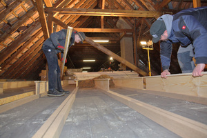  Die Handwerker stecken die Sparrenexpander in die Nut ein, damit bildet sich ein Sparrenfeld Foto: Rüdiger Sinn 