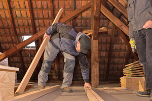  Zunächst werden die Dämmstreifen aus Holzfaserdämmstoff ausgelegt  Foto: Rüdiger Sinn 