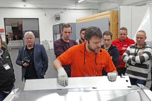  Mit einer CNC-Fräse hat Produkttrainer Yasar Tikves die Platten vorbereitet, jetzt werden die Teile gekantet und eine völlig neue geometrische Form entsteht Foto: Rüdiger Sinn  