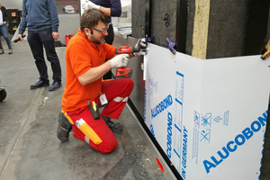  Die Alucobond-Platten werden zunächst mit Zwingen fixiert und dann befestigt  Foto: Rüdiger Sinn 