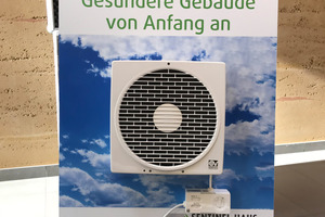  Der Baustellenlüfter übernimmt automatisch und auf Wunsch sensorgesteuert die Lüftung der Baustelle. Er wird anstelle eines Fensterflügels montiert Foto: Sentinel Haus Institut 