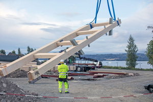  Große, vorgefertige Elemente aus Brettschichtholz werden an den entsprechenden Platz gehoben Foto: Moelven  