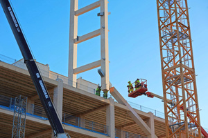  Die mächtigen Holzträger werden mit den Diagonalen zusammengesteckt und mit den Stahlplatten verschraubt Foto: Moelven 