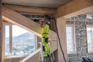  Die Konstruktion ist innen mit Mineralwolle gedämmt, hier werden noch letzte Schleifarbeiten an den Streben getätigt Foto: Moelven 