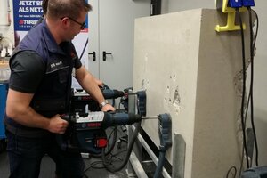  Die „BiTurbo“-Werkzeuge mit der so genannten „ProCore18V“-Akkutechnologie sind auch in zwei Bohrhämmern verbaut (vorn) und bieten die Kraft eines 1000 bis 1800 Watt-Netzteils. Hier im Test mit einem kabelgebundenen Gerät (hinten verdeckt), das tatsächlich keinen Bohrvorsprung erlangen konnte
 