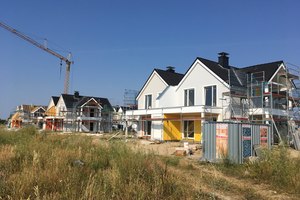  Der Betrieb Dach & Holzbau Tölle aus Hürup wurde mit der Montage und Abdichtung von 11 Holzhäusern der Feriensiedlung beauftragt Foto: Carlisle  