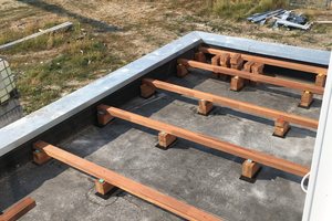  Die Unterkonstruktion für die Terrasse wird direkt auf die EPDM-Bahn gestellt Foto: Carlisle  