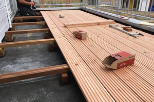  Die Terrasse wurde mit Bangkiraiholz belegt, ein Oberbegriff für viele Holzarten, die aus Asien stammen. Diese Holzart ist zwar langlebig, kritische Lieferanten bevorzugen allerdings andere Holzarten, da massive Rodungen zu einer starken Entwaldung in Asi 