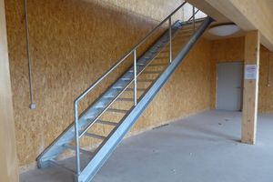  14_Das_erste_OG_wird_ueber_Treppen_im_Gebaeudeinneren_erschlossen__Zugang_Lagerh..jpg 