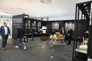  Auf der Messe LIGNA 2019 in Hannover zeigte der Forschungsverbund "TETHOK" (Textile Tektonik für den Holzbau an der Universität Kassel) Prototypen und einen Webstuhl für textile Formholzteile  