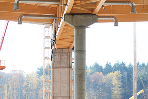  Die Dachkonstruktion ruht auf fünf Holzbindern mit einer Länge von je 86 Metern und einem Gewicht von je rund 85 Tonnen. Dabei wurde ein großer Teil der Lüftungstechnik in die Binder integriert Foto: Rockwool  