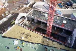  Ein Teildach nach dem nächsten nahm sich das Team der Peter Gerber GmbH 2018 vor. Ab Februar 2019 folgte das Holzdach über der großen Wasserwelt Foto: Rockwool  