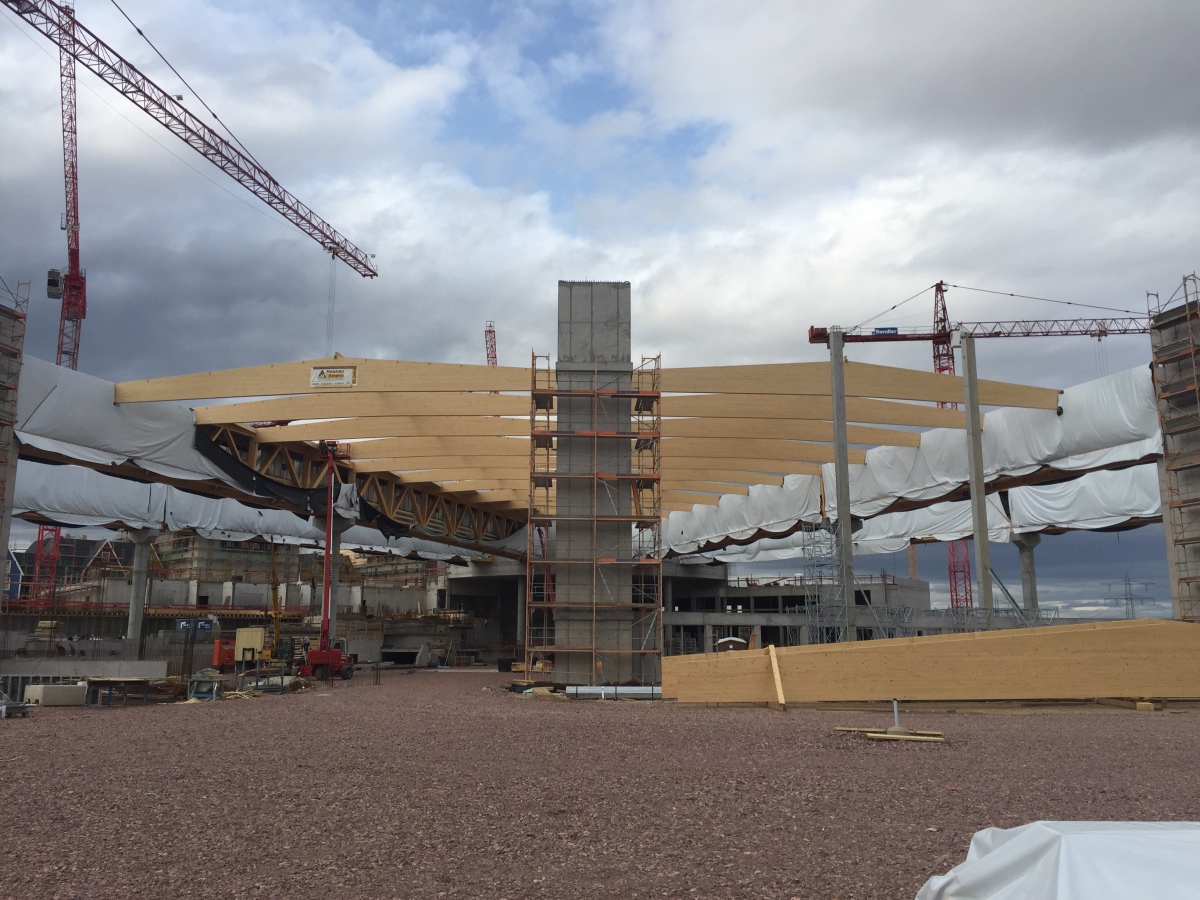 Lange Holzträger für die Wasserwelt Rulantica - dach+holzbau