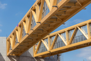  Die Fachwerk-Kastenträger streben vom Zentrum aus nach außen  Foto: Holzbau Amann 