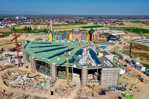  Die Wasserwelt Rulantica im April 2019 – das Dach ist geschlossen, nur noch die Dachabdichtung und die Dämmung der rechten Dachhälfte ist noch offen  Foto: Europa Park 