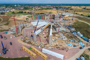  Die Baustelle von oben. Eine enorme Logistik war erforderlich, damit sich die Dacharbeiten nicht mit den Arbeiten im Rumpf überschneiden Foto: Holzbau Amann 