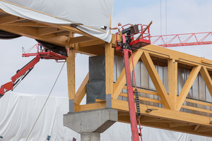  Millimeterarbeit bei der „Hochzeit“ der Trägerpaare. Trotz der großen Dimensionen hat alles gepasst  Foto: Holzbau Amann 