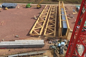  Die Kastenträger wurden komplett mit Lüftungsanlage vorgefertigt und warten nun auf die Montage Foto: Holzbau Amann 