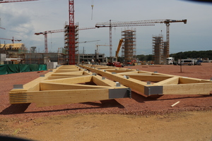  Die just in time gelieferten und vorgefertigten Holzteile werden auf dem Abbundplatz zum Bau der Kastenträger zusammengesetzt  Foto: Holzbau Amann 