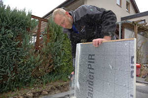  Thomas Straub schrägt einen alukaschierten PIR-Dämmstoff im Freischnitt an  Foto: Rüdiger Sinn 