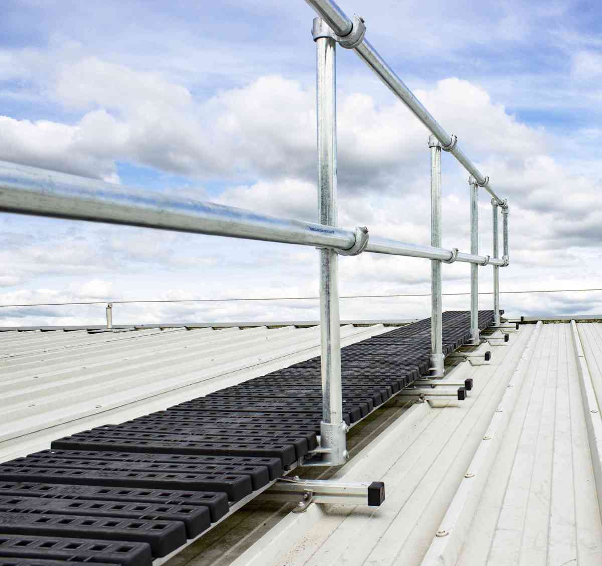 Sichere Wartungswege Dach Holzbau