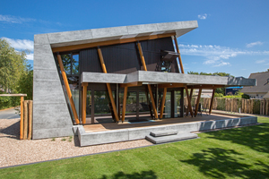  Die Holzkonstruktion aus Rundbalken aus Iroko-Holz halten die Konstruktion zusammen. Auf den ersten Blick sehen sie unterdimensioniert aus, allerdings ist die Terrasse und die Fassade nicht massiv ausgebildet, sondern mit Composite-Platten Foto: Cladding  