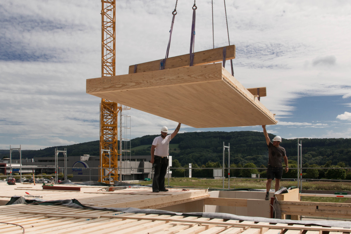 Die Dachbauteile mit Raumakustik-Oberfläche überbrücken bei Bedarf auch große Spannweiten und zeigen im „Rohbau“ bereits die endfertige Untersicht Foto: Lignotrend