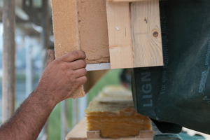  Der Einsatz natürlicher Holzfaserdämmstoffe für die Putzträgerplatte sowie für die Gefachedämmung wurde genehmigt. Bei Fassaden von höheren Gebäuden ist es allerdings essentiell, einen etwaigen vertikalen Brandfortschritt zu verhindern Foto: Lignotrend  