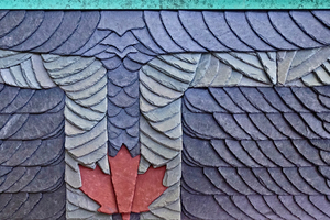  Daniel Miranda aus Kanada hatte im Ornamentkurs die Flagge von Toronto aus Schiefer erstellt. Das Ornament soll für einen guten Zweck versteigert werden 