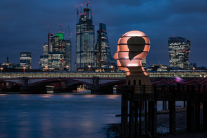  Der Kopf aus Holz war für das Londoner Design Festival mit 48 Metern LED-Streifen ausgestattet, deren Farbe sich durch einen Hashtag auf Twitter verändern ließ 