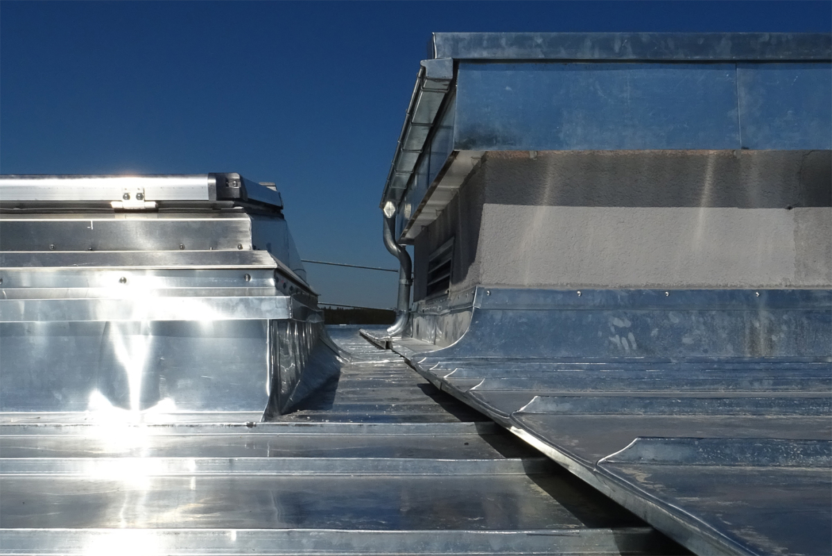 Dachsanierung mit walzblanker Titanzinkdeckung - dach+holzbau