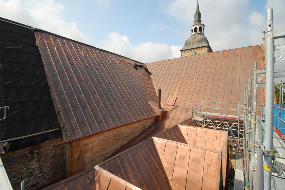 1.0_1_Neu_gedeckt_mit_Kupferblech_dach_st._aegidius_kirche_sakristei.JPG