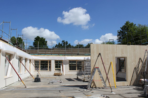  Die Vorfertigung der Wandelemente verkürzte die Bauzeit am Schulzentrum. Dadurch wurde der laufende Schulbetrieb nur wenig beeinträchtigt Foto: Brüninghoff 