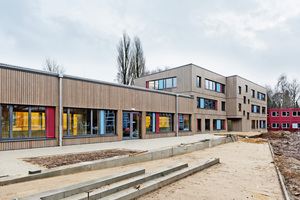  Das Schulzentrum Flottbek wurde mit einem dreigeschossigen Gebäude für Verwaltung und Klassenräume sowie einem eingeschossigen Mensa- und Werkstattgebäude erweitert Foto: Brüninghoff 