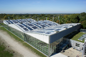  Kunststoffdachbahnen mit integrierten PV-Modulen eignen sich für Dächer, deren Statik nur geringe Dachlasten erlaubt Foto: DUD/Alwitra 