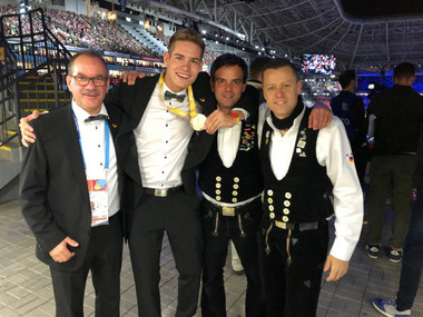 Foto_Zimmerer_Nationalmannschaft__WordlSkills_2019_Gold_Team_7bc1f74c24.jpg